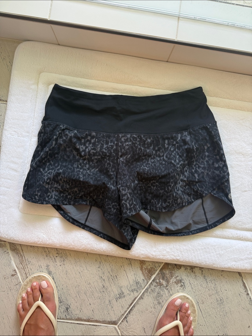lululemon athletica Black Leopard-Print Athletic Shorts high waste 4”